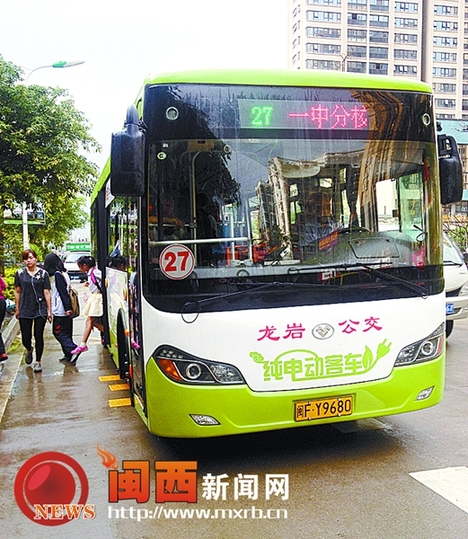 乘客正从新能源纯电动公交车下来