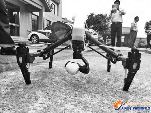 民警在操作无人机。