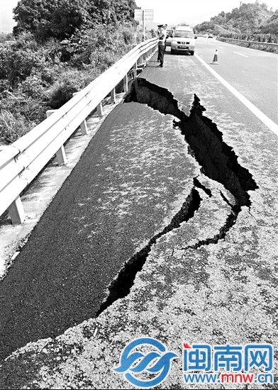 塌陷路面下陷深度1米多