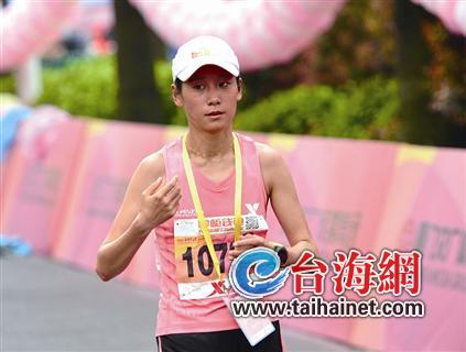 两岸女子半程马拉松海沧开跑 现场图