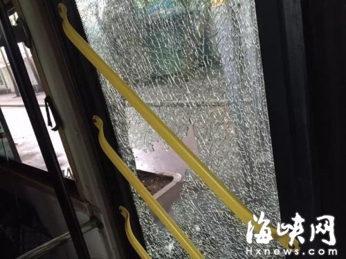 车门玻璃支离破碎，中间破了一个大洞（市民供图）