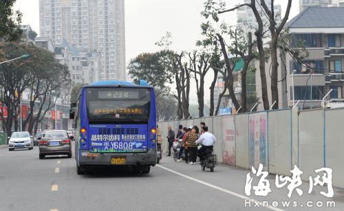 公交站被撤，市民只能站在围挡边候车，非常危险