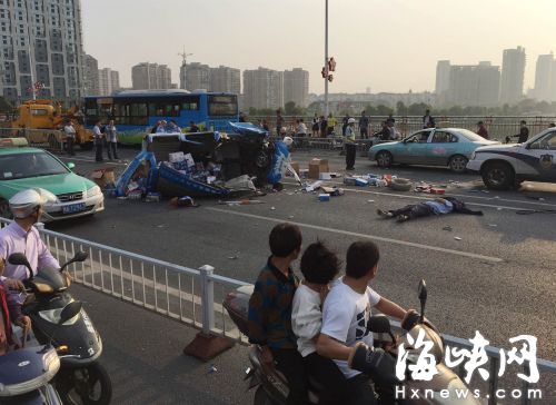 撞护栏后 ，面包车几乎解体