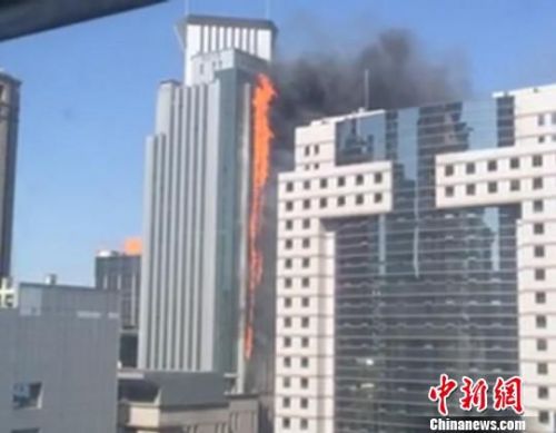 高楼林立的南京市中心新街口，发生了一场&ldquo;来势凶猛&rdquo;的火灾，短短数分钟内，&ldquo;火蛇&rdquo;直冲楼顶。　王苏毅 摄