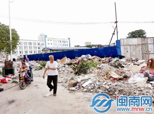 垃圾成堆，行人车辆通行困难