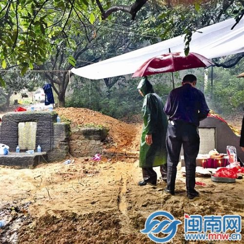 村民把洪质恒一家三口的合葬墓迁到其父洪愷任的墓旁