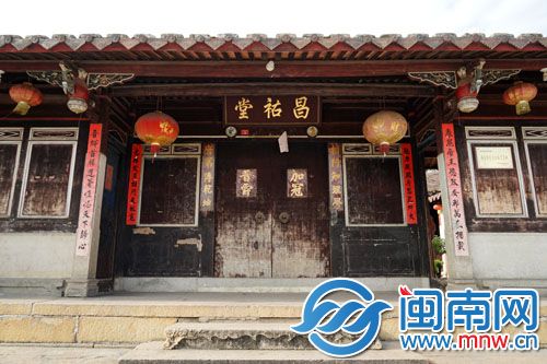 大门两侧的对联彰显房屋主人不凡的身份