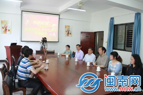 法律援助站成立后，还举行了座谈会