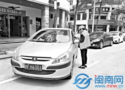 收费人员用POS机记录停车信息
