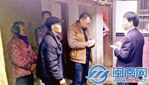 南安市东田镇工作人员进村入户摸排贫困户情况