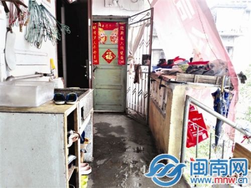据邻居描述，男子从绿色门的单元房里出来，与民警在走廊上对峙