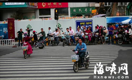 华林五四路口闯红灯　陈某兴