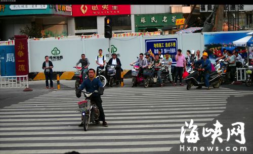 华林五四路口闯红灯　涂某凯