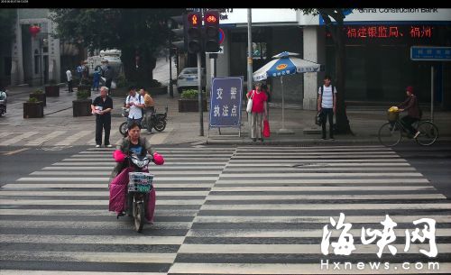 杨桥达明路口闯红灯　张某花