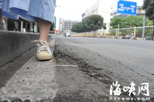 公交站前新旧路面有落差