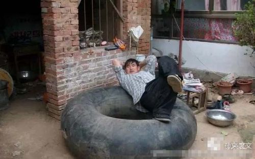 粉丝用 直升机 拉条幅 示爱大衣哥  网友:媳妇吃醋