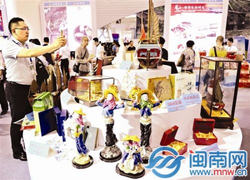 泉州馆内,展示的惠女雕像、船模、影雕等泉州特色吸引市民驻足