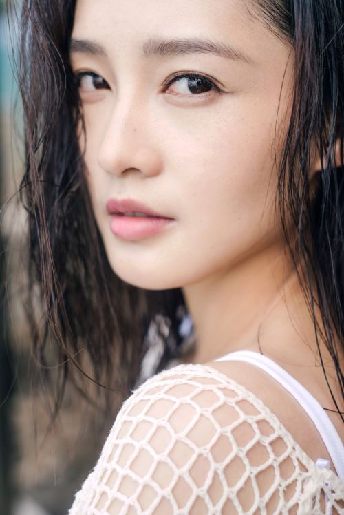 李沁海边写真镂空笑容明媚曝光装比基尼小露裤衩性感女图片