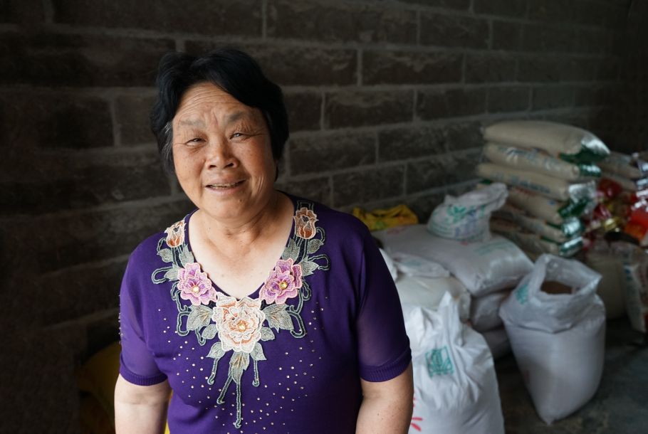 郭宝珠和退休的丈夫在村头经营着一家米店；家里头自己种种蔬菜番薯，还要带两个读小学的孙子