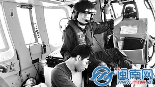 中毒漁民被吊運到直升機上