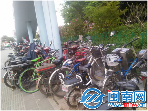 蔡塘brt站公共自行车与电动车混停