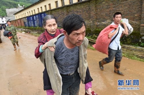 5月9日，福建省南平市建阳区小湖镇下墘村受灾村民转移前往安置点。