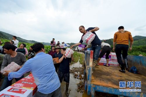 5月9日，福建省南平市建阳区小湖镇下墘村村民在搬运救灾物资。