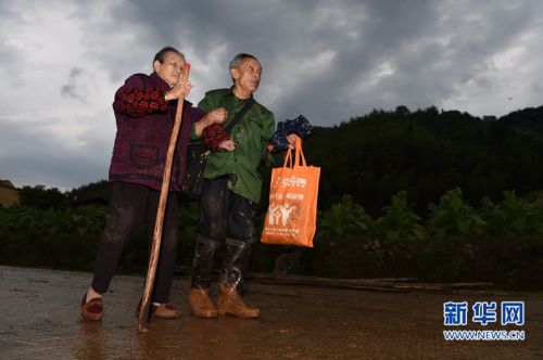 5月9日，福建省南平市建阳区小湖镇下墘村受灾村民转移前往安置点。1