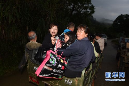 5月9日，福建省南平市建阳区小湖镇下墘村受灾村民转移前往安置点。2