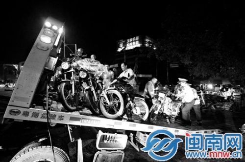 当晚，交警查扣的问题摩托车