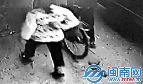 右下角的轮子为碰瓷的自行车