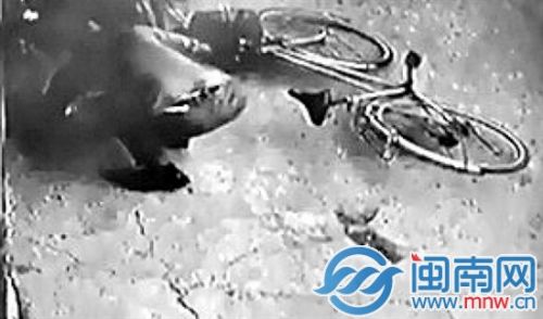 碰瓷男倒地后，双手在地上摸了近三四秒