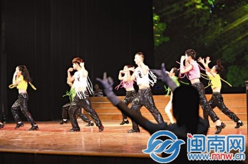 舞蹈演员们有听力障碍，老师在台下挥动节拍