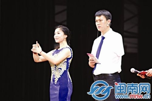 残奥会游泳冠军魏燕鹏（右）前来担任主持