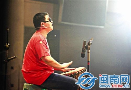 《外面的世界》歌声响起，灯光打在盲人小伙的脸上