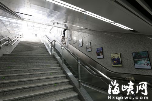 通往葫芦阵地铁站的台阶整洁明亮，墙上已挂装饰画