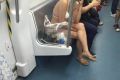 曝深圳地铁1号线女子只穿文胸内裤现场图片 不在意他人
