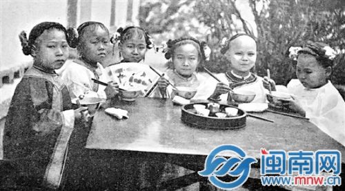 百年前泉州小孩吃米飯的場(chǎng)景