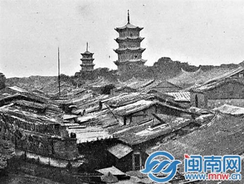 東西塔下成片的瓦房