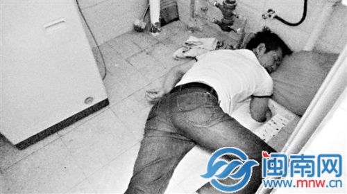 男子手卡了近1个小时