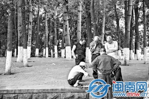 下象棋的人，挪到了过去东门车头附近