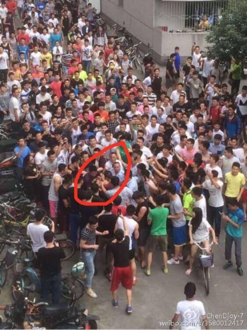 体院偷车遭围堵事件始末/现场图 警方已介入调查