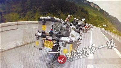 现场拦停的部分摩托车