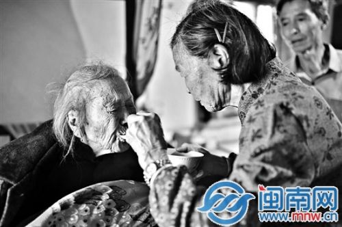 泉港古稀女儿寻药救母 细心呵护百岁养母