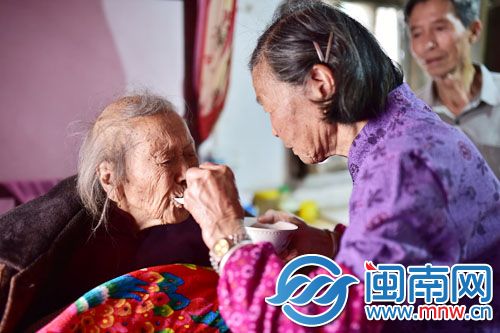 78岁的吴梅珠说，她要做母亲下半辈子的依靠