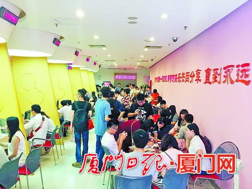 昨日，新人扎堆领证，婚姻登记处大厅内人气爆棚。（记者 李沛 摄）