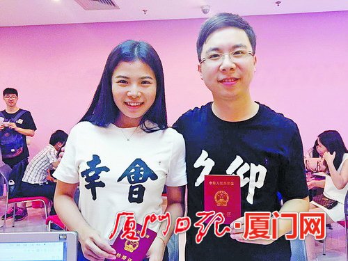 ▲陈璟和蓝婧琎身穿情侣T恤登记领证。