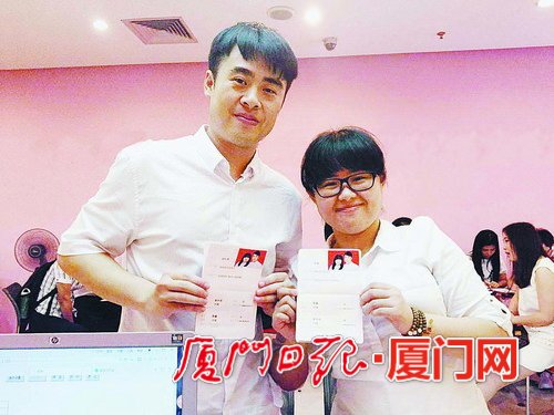 ▲黄伟谞和陈鑫领证后开心合影。