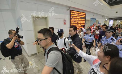  宋仲基抵达武汉  迷妹冒雨接老公-闽南网