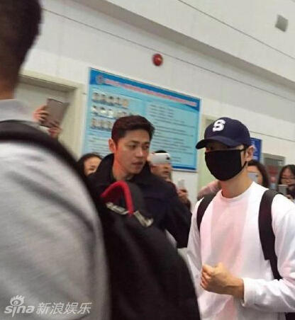  宋仲基抵达武汉  迷妹冒雨接老公-闽南网